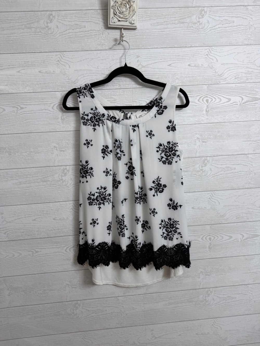 Janet Chung Cream & Black Floral Sleeveless Blouse. Size 1X